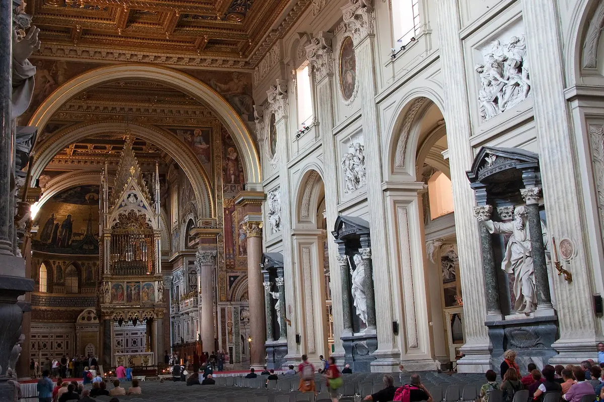 Basilica_di_San_Giovanni_in_Laterano_-_Interior_2
